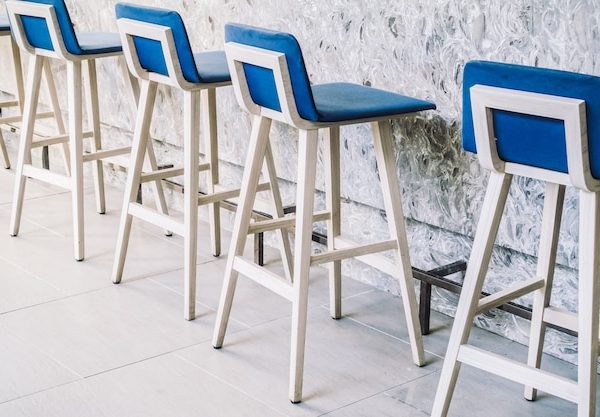 Incremente Seu Bar com Estilo: A Escolha da Banqueta Alta